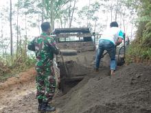 Serda Edy Sutomo Pantau Distribusi Material Rabat Jalan Di Dusun Pule