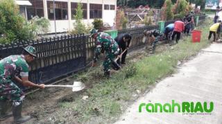 Tanggap Bencana,Anggota Koramil 08/KM Kodim 0302/Inhu Laksanakan Program Karya Bhakti
