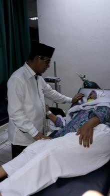 Keberangkatan JCH Ini Ditunda, Bupati Kuansing Langsung Menjenguk