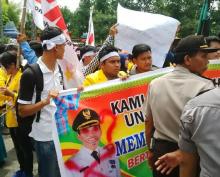 Wako Firdaus Diprotes Ratusan Pendemo