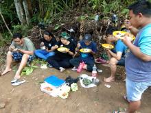 "Efektifkan Waktu Bekerja, Mahasiswa Ikut Makan Dilokasi