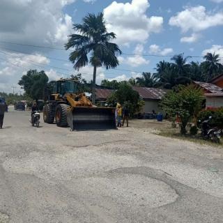 PKS PT. PCR Taburkan Batu Kerikil Gunakan Alat Berat Perbaiki Jalan Gajah Mada Duri