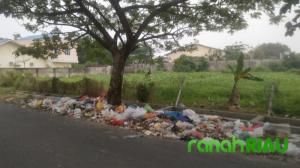 Dana Milyaran, Sampah Masih Berserakan