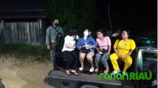 10 Kupu-kupu Malam Terjaring Razia Bersama Pria Hidung Belang