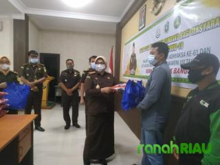 Menjelang HUT Adhyaksa ke-61, Kejari Bengkalis Bagi Paket Sembako Ke Masyarakat