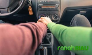 Malu-maluin! Oknum Sekcam Kepergok Bercinta di Mobil Saat Jam Dinas