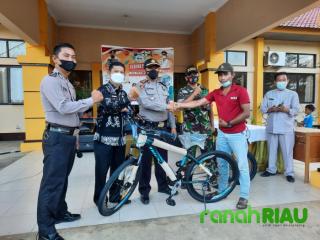 Persentase Vaksinasi Covid-19 Mencapai 80%,Kapolsek Hulu kuantan Berikan Reword Sepeda