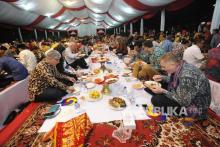 Menjajal Keunikan Makan Bejamba di Hari Pers Nasional 2018