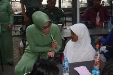 Ketum Persit Cabang XXI Kodim 0507/Bks Ajak Nonton Bareng Warga Renovasi RTHL TMMD