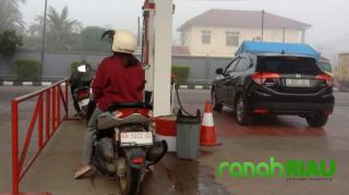 Dibuka Pukul 07.30 WIB, Pengendara Protes Tulisan 24-Jam di SPBU Sungai Jering