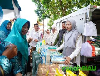 Harga Lebih Murah, Ketua PKK Riau dampingi Warga Mentangor Belanja di Pasar Murah