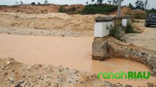 Jembatan Milik Pemda Kuansing, Terancam Putus Akibat Aktivitas Puluhan PETI di Logas