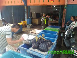 Cegah COVID-19, Babinsa Komsos Berikan Pengarahan ke Warga di Pasar Terubuk