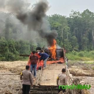 Bakar 2 Rakit Ilegal di Danau Kebun Nopi, Tindakan nyata Polsek Kuantan Mudik Diapresiasi Mahasiswa