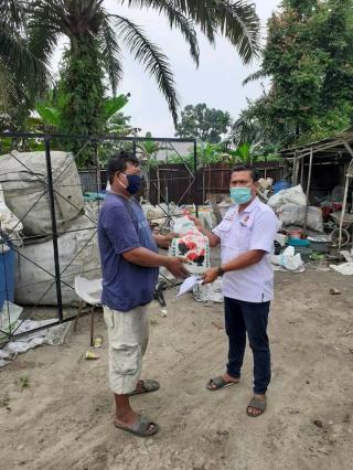 Anggota DPRD Bengkalis Romel Sinalsal, SP, Bagikan Sembako Kewarga Antisipasi COVID-19