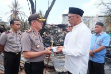 Kebakaran Asrama Polisi, Pj Bupati Inhil Serahkan Bantuan Kepada Kapolres