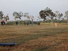 Serunya Remaja Main Bola di Lapangan Desa Jatimulya