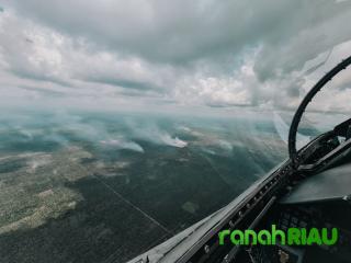 Pesawat Tempur F-16 Lanud Roesmin Nurjadin Pantau Karhutla dari Udara