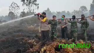 Aksi Kapolresta Pekanbaru berjibaku dalam memadamkan kebakaran lahan