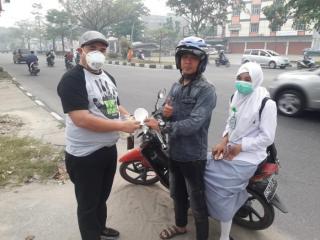 PWI Riau Bagikan Masker Ke Pengendara Bermotor