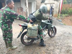 Lokasi Dropping Di Lereng, Warga Ojek Semen di Lokasi TMMD