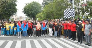 Sempena HUT Damkar 105, Wabup Bengkalis Pimpin Jalan Sehat Bersama Masyarakat