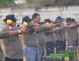 Kadiv Pemasyarakatan Kanwil Kemenkumham Riau buka Latihan menembak di UPT Pemasyarakatan
