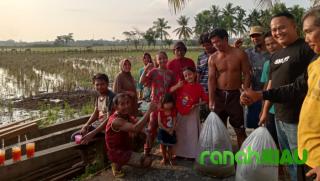 Oky Nanda Putra, SH., MH., Salurkan 2000 Ekor Benih Ikan Mas Kepada Masyarakat Kinali