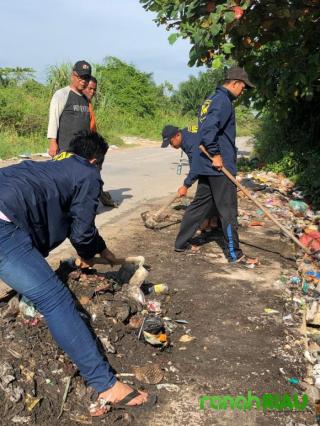 Mahasiswa KKN UMRI sinergi dengan masyarakat dalam membersihkan sampah di kawasan Air Hitam