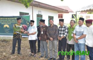 Bupati Bengkalis Serahkan Hewan Kurban dari Presiden RI ke Masjid Arafah Duri