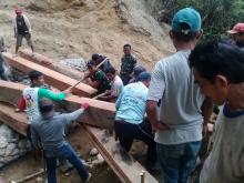 Satgas TMMD bersama Warga Pindahkan Kayu untuk Jembatan IV