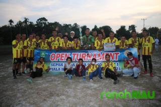 Unggul 1-0, Old Star Polres Kalahkan Tim Papal di Open Turnamen Sepak Bola Desa Meskom