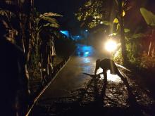 Satgas TMMD & Warga Lanjutkan Pengecoran Jalan Al-Hidayah Hingga Dinihari