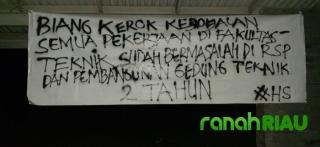 Spanduk bertuliskan Herman Siswanto sebagai biang kerok, beredar di Fakultas Teknik UNRI