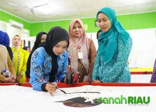 Dukung Potensi Siswa berkebutuhan Khusus, Henny Wahid Puji Karya Batik SLBN Pembina Pekanbaru