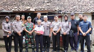 Abah Saleh terharu saat dikunjungi Tim Jumat barokah