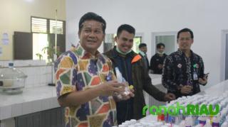 Langka di Pasaran, Relawan Covid19 UNRI produksi Hand Sanitizer sendiri