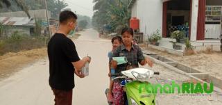 Aksi Sosial Pembagian 2500 masker di Langkan Pelalawan