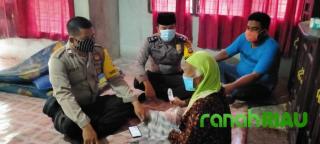 Bhabinkamtibmas Polres Kuansing Keliling Kampung Berbagi Daging Qurban