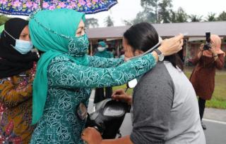 Pj. Ketua TP-PKK Bengkalis Laksanakan Giat Gebrak Masker Di Desa Selat Baru