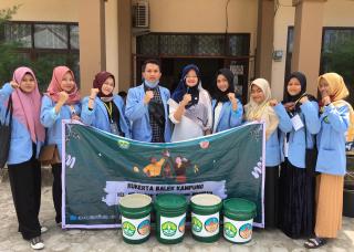Serahkan Tempat Sampah ke Lurah Air Jamban oleh Mahasiswa Kukerta UNRI