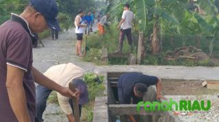 Tingkatkan Silaturahmi, RT dan warga Senggoro laksanakan Gotong royong