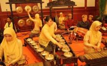 Alunan Musik Sunda di Pelataran Museum Horniman and Gardens