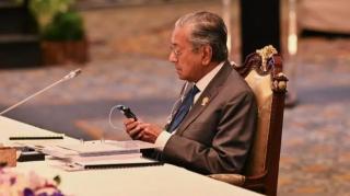 RI Tak Mau Dibantu Padamkan Karhutla, Mahatir Minta Jurnalis Tanya Jokowi