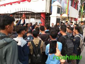 Mahasiswa UNRI bertahan depan Mapolda