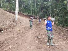 Anak Kecil Bantu Angkat Batako