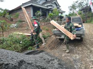 Bersahaja,  Dansatgas TMMD Rela Turunkan Papan Begisting