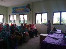 Materi Fisik Satgas TMMD Ke 104 Kodim Bekasi  Berikan  Sosialisasi  pengelolaan sampah pada Ibu -Ibu