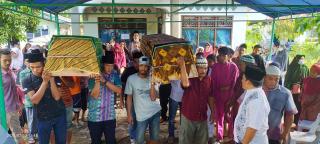 Korban Laka Lantas, Masyarakat Saksikan Prosesi Pemakaman Pasutri Warga Desa Jangkang
