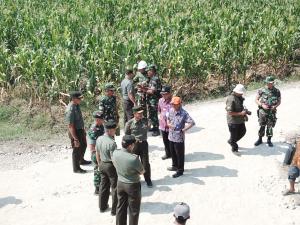  Meski Terik, Tim Wasev Betah Kunjungi Jalan Makadam TMMD